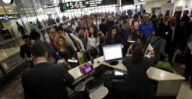 Cientos de pasajeros se agolpaban esta mañana en la estación de Sants de Barcelona a la espera de información. / ALBERTO ESTÉVERZ (EFE)