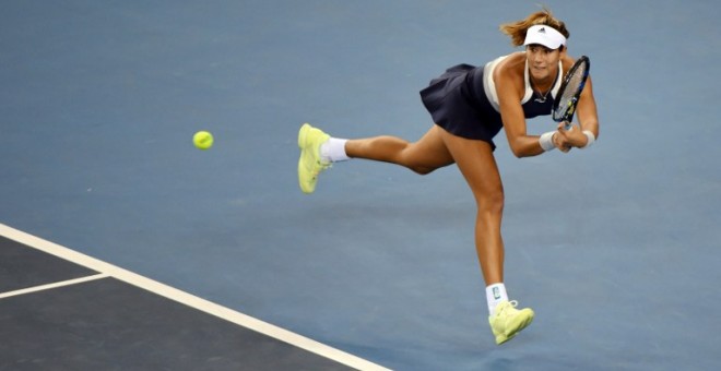 Garbiñe Muguruza devuelve una bola en el partido de octavos del torneo de Pekín. /AFP