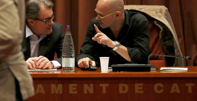 Romeva, cabeza de lista de Junt pel Sí, junto al presidente de la Generalitat, Artur Mass en la conferencia de la CUP. EFE