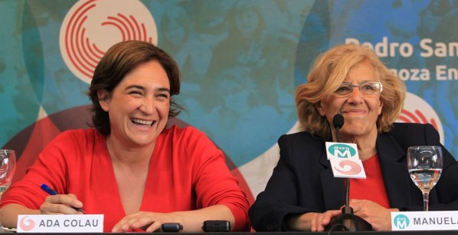 La alcaldesa de Barcelona, Ada Colau, junto a la alcaldesa de la Comunidad de Madrid, Manuela Carmena. EUROPA PRESS