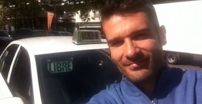 Gerardo Berodia se hace un 'selfie' con su taxi.