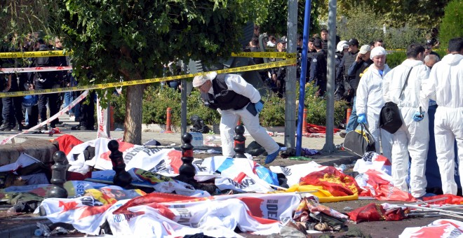 Forenses de la Policía turca examinan la zona de una de las explosiones en centro de Ankara, que ha provocado decenas de muertos y más de un centenar de heridos. REUTERS/Stringer