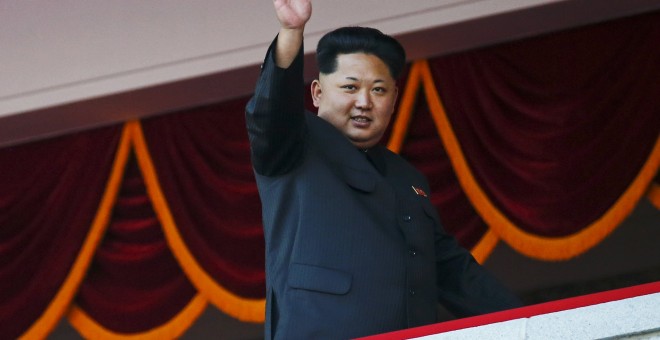 El líder de Corea del Norte, Kim Jong Un, saluda desde el palco donde ha prnunciado un discurso y ha contemplado el desfile conmemorativo del 70 aniversario del Partido de los Trabajadores. REUTERS/Damir Sagolj