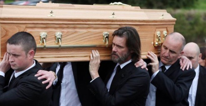 El actor Jim Carrey, portando el ataud de su exnovia, en su entierro en Irlanda.