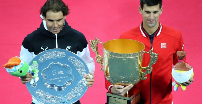 Rafa Nadal y Novak Djokovic, con sus trofeos tras la final del Open de China, que ha ganado el tenista serbio. EFE/EPA/WU HONG