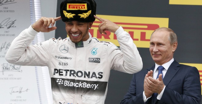 El presidente ruso, Vladimir Putin,observa la celebración de Lewis Hamilton de su triounfo en el premio de Rusia de Formula 1, a los mandos de su Mercedes.. REUTERS/Grigory Dukor