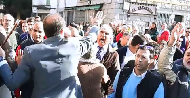 El alcalde de Los Molinos intenta apaciguar a los exaltados durante el homenaje a los caídos del franquismo.- AHORA LOS MOLINOS