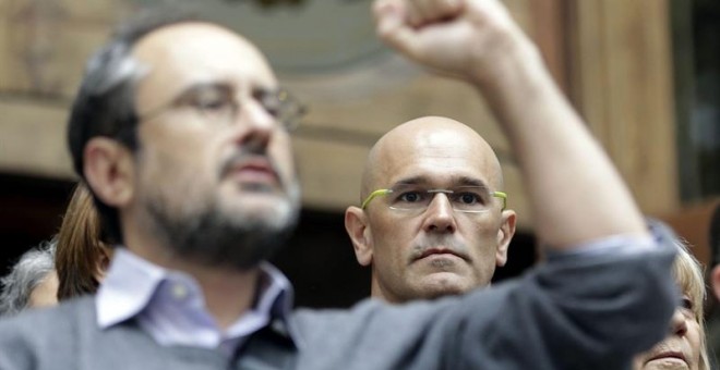 El cabeza de lista de Junts pel Si, Raül Romeva, y el lider de la CUP, Antonio Baños, a las puertas del Tribunal Superior de Justicia de Catalunya./ EFE