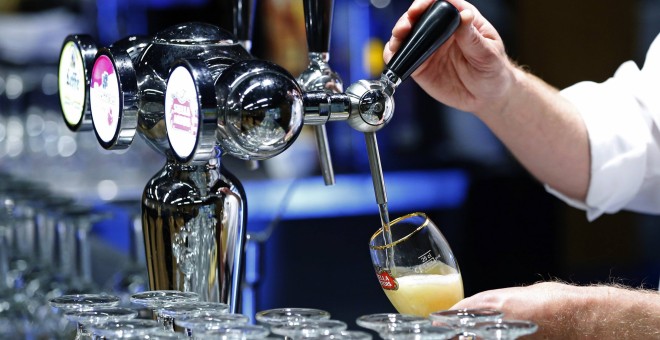Un camarero sirve una cerveza de Stella-Artois, una de las marcas de  Anheuser-Busch InBev, que se fusionará con SABMiller. REUTERS/Yves Herman/Files