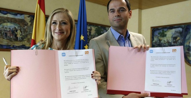 Momento en el que Cristina Cifuentes e Ignacio Aguado sellaron el acuerdo de investidura de la primera.- EFE