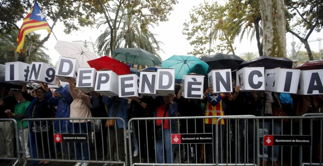 Varias personas se concentran para apoyar a Joana Ortega en Barcelona con la palabra 'Independencia' este martes./REUTERS