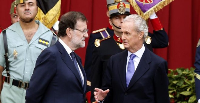Pedro Morenés, ministro de Defensa, junto a Mariano Rajoy. EFE