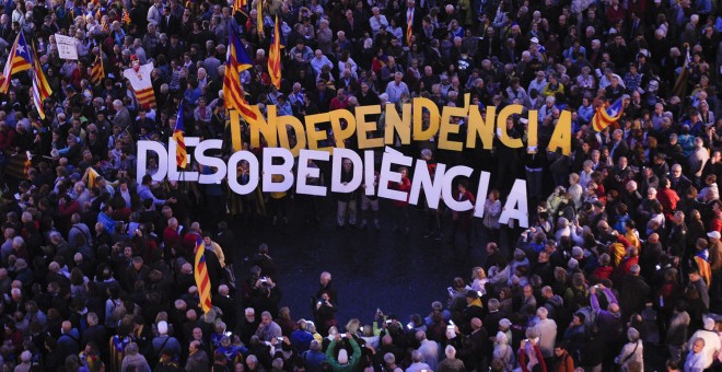 La plaza, de Sant Jaume, donde se encuentran el Palau de la Generalitat y la sede del Ayuntamiento de Barcelona se ha llenado esta tarde, en respuesta al llamamiento de la plataforma soberanista 'Ara és l'hora'. EFE/Quique García