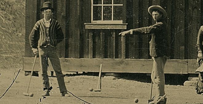 En la fotografía, tomada en 1878 en Nuevo México, se ve a Billy the Kid jugando a croquet