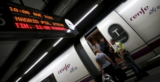 Una persona monta en el AVE en Barcelona, con detino a Madrid. REUTERS/Albert Gea