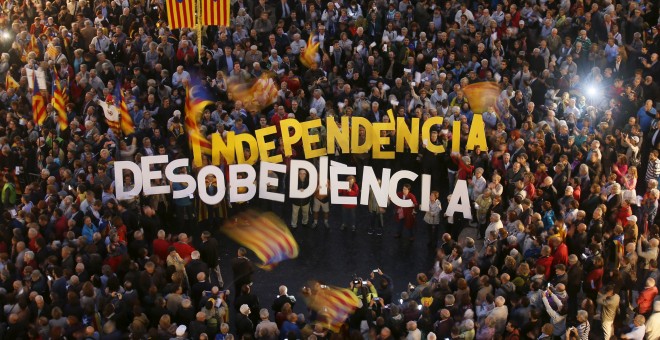 Concentración en la Plaza de Sant Jaume el pasado lunes, en apoyo de Mas, Ortega y Rigau, portando letras formando las palabras 'Independencia' y 'Desobediencia'. REUTERS/Albert Gea