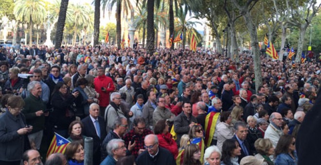 Centenares de personas en el paseo Lluís Companys de Barcelona./ M. D.