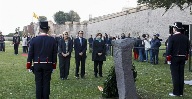 La presidenta del Parlament de Catalunya, Núria de Gispert, el presidente de la Generalitat en funciones, Artur Mas, y la alcaldesa de Barcelona, Ada Colau, durante el homenaje al expresidente catalán Lluís Companys, fusilado hace hoy 75 años./ EFE