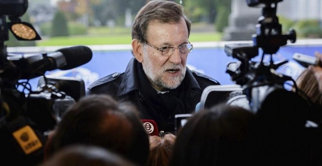 El presidente del Gobierno, Mariano Rajoy, atiende a los medios de comunicación a su llegada a la reunión de líderes del Partido Popular Europeo (PPE) previa a la cumbre de jefes de Estado y de Gobierno de la UE, en Bruselas./ EFE