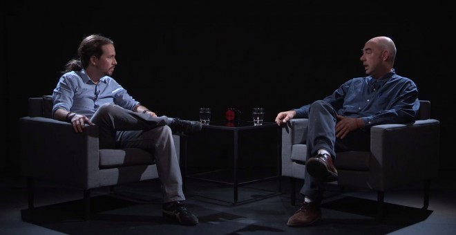Un momento de la entrevista de Pablo Iglesias al filósofo y escritor Santiago Alba Rico, en 'Otra Vuelta de Tuerka'.