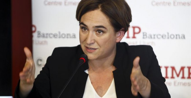 La alcaldesa de Barcelona, Ada Colau, durante una mesa redonda en el CCCB. / QUIQUE GARCÍA (EFE)
