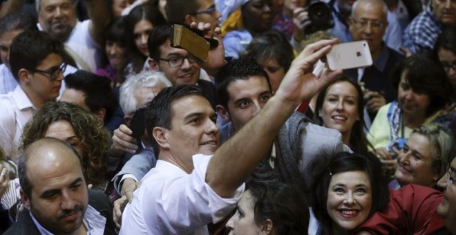 El secretario general del PSOE, Pedro Sánchez, se hace un 'selfie' durante la presentación de las candidaturas al Congreso y el Senado con las que los socialistas van a concurrir a las elecciones del próximo 20 de diciembre.  EFE/Fernando Alvarado