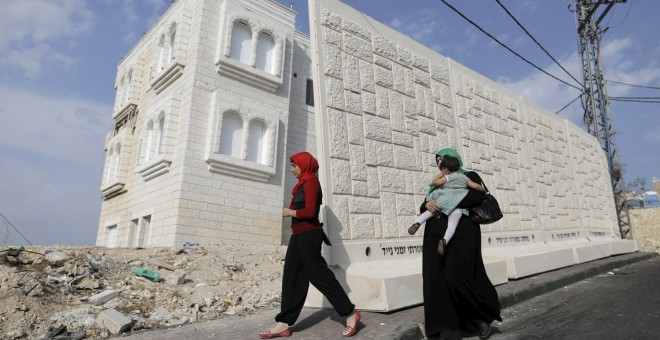 Parte del nuevo muro que Israel ha empezado a construir en el Este de la ciudad. REUTERS