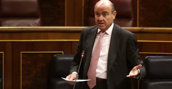 El ministro de Economía, Luis de Guindos, durante una intervención en el pleno del Congreso de los Diputados. EFE/Javier Lizón