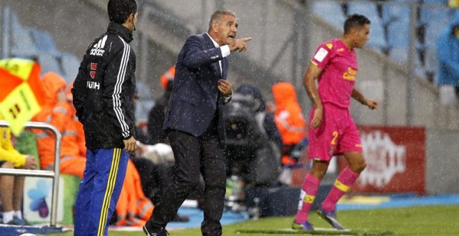 Paco Herrera, durante el último partido de Las Palmas. EFE/VÍCTOR LERENA