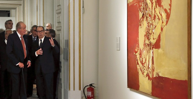 El rey Juan Carlos escucha las explicaciones del pintor, escultor y grabador Rafael Canogar, durante la inauguración de la exposición 'Arte Contemporáneo en Palacio: Pintura y Escultura en las Colecciones Reales'. EFE/J. J. Guillén