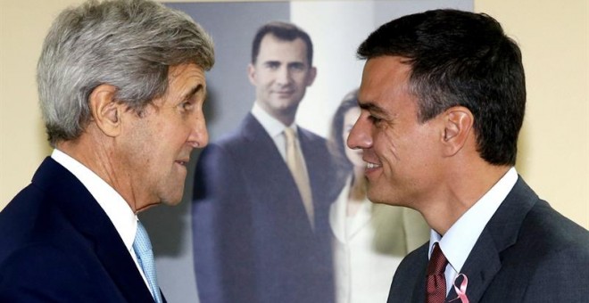 Pedro Sánchez, junto al  secretario de Estado de EEUU, John Kerry, este lunes en la Base de Torrejón de Ardoz. EFE/Sergio Barrenechea
