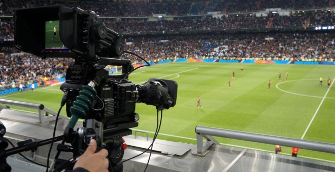 Una cámara graba el clásico de la temporada pasada en el Santiago Bernabéu.