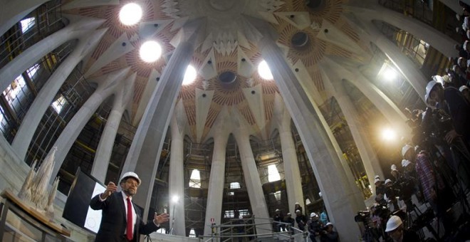 El arquitecto director de la Sagrada Familia, Jordi Faulí, durante la rueda de prensa que ha ofrecido hoy en la Sala Creuer del templo barcelonés, en la que ha señalado que la basílica diseñada por Antoni Gaudí estará acabada en 2026, y ha explicado el es