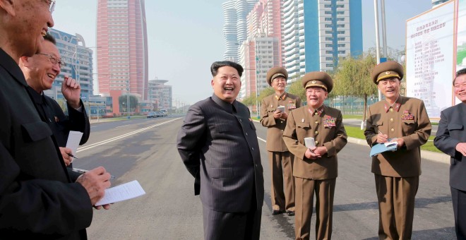 El líder norcoreano Kim Jong Un inspecciona la calle terminada Científicos Mirae./ ( KCNA ) en Pyongyang. REUTERS