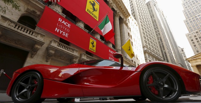 Un deportivo de Ferrari aparcado frente a la sede de la Bolsa de Nuevas York (NYSE), al lado de Wall Street. REUTERS/Lucas Jackson