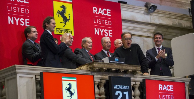 El presidente de Ferrari, Sergio Marchionne, toca la campana para el comienzo de la sesión en el balcón de la bolsa de Wall Street.. REUTERS/Lucas Jackson