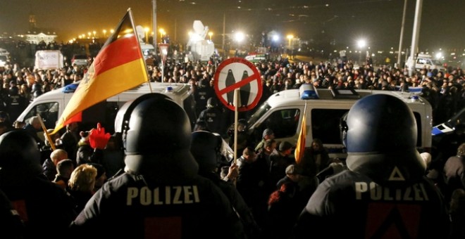 La policía se vio obligada a intervenir en las protestas de PEGIDA en Dresde. REUTERS/Fabrizio Bensch