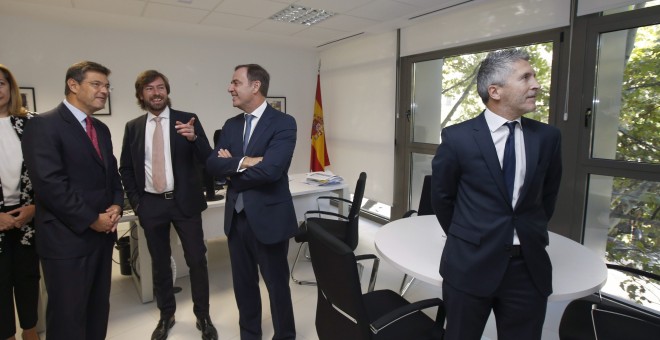 El ministro de Justicia, Rafael Catalá, acompañado por el los jueces, Santiago Pedraz y Fernando Grande Marlaska, y el presidente de la Audiencia Nacional, José Ramón Miranda, durante la inauguración del nuevo edificio del órgano judicial tras las obras d