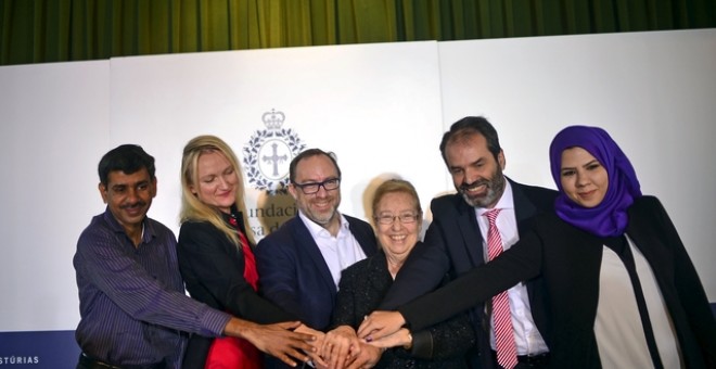 Jimmy Wales agarra las manos con los colaboradores de Wikipedia, Jeevan Jose, Lila Tretikov, Lourdes Cardenal, Patricio Lorente y Ravan Altaie durante una rueda de prensa en Oviedo. REUTERS