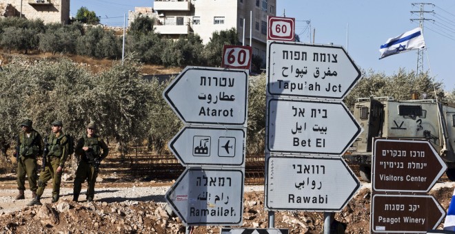 Soldados israelíes montan guardia en el asentamiento judío de Adam, al norte de Jerusalén. - REUTERS