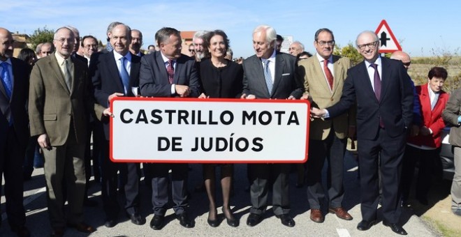 Las autoridades posan con el cartel de carretera con el nombre nuevo del pueblo. /RICARDO ORDÓÑEZ (ICAL)