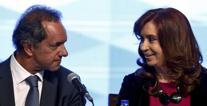 El candidato presidencial Scioli y la presidenta de Argentina Fernández de Kirchner comparten una mirada durante un mitin en Buenos Aires. REUTERS