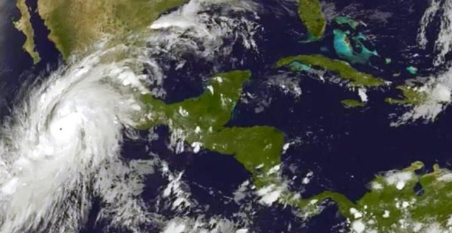 Fotografía de satélite facilitada por la Agencia Nacional de Océanos y Atmósfera de Estados Unidos en la que se aprecia al huracán Patricia en su aproximación a la costa de México. - EFE