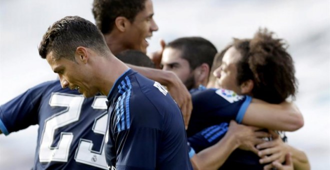 Marcelo celebra con sus compañeros la consecución del tercer gol del Madrid ante el Celta. - EFE