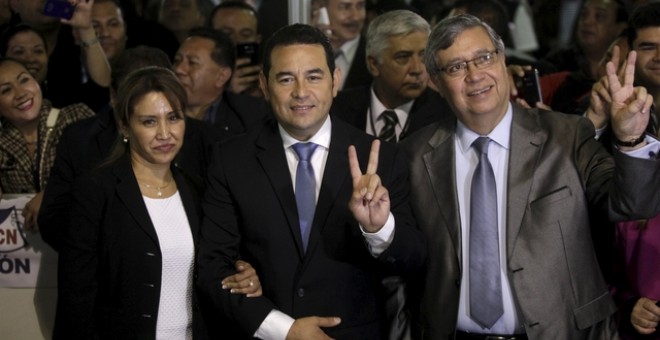 El candidato a la presidencia de Guatemala por el partido Frente de Convergencica Nacional (FCN) Jimmy Morales, acompañado de su mujer y su compañero Jafeth Cabrera./ REUTERS