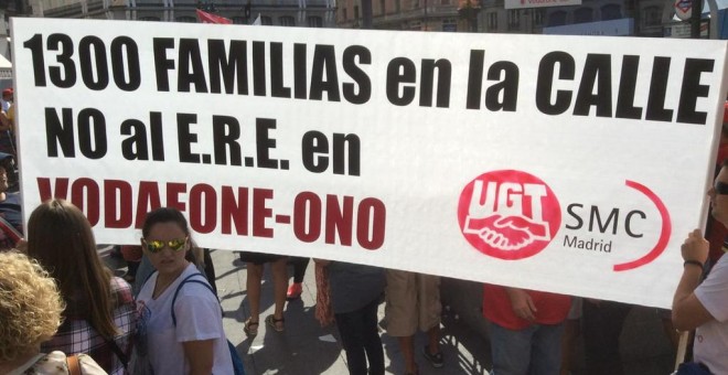 Imagen de la protesta contra el ERE en Vodafone, junto a una tienda de la operadora en la madrileña Puerta del Sol. TWITTER