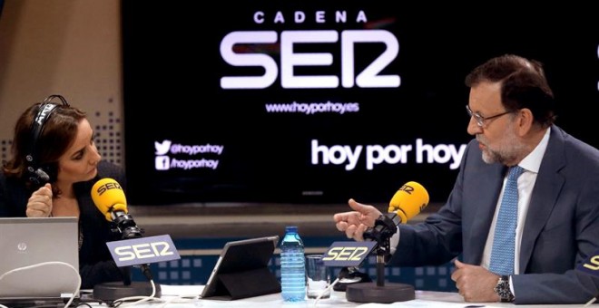 El presidente del Gobierno, Mariano Rajoy, durante la entrevista que ha concedido al programa 'Hoy por hoy' de la Cadena SER. A su lado, la periodista Pepa Bueno. /EFE