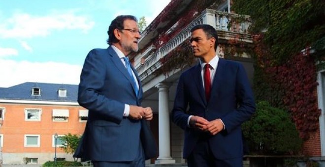 El presidente del Gobierno, Mariano Rajoy, y el líder del PSOE, Pedro Sánchez, este miércoles, en los jardines de La Moncloa. EUROPA PRESS