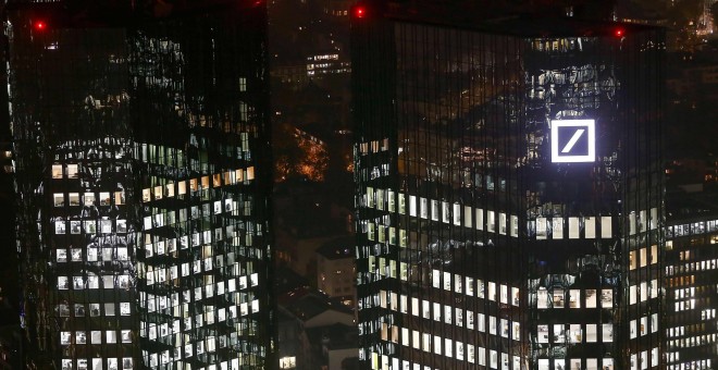 Una imagen de noche de las torres de la sede de  Deutsche Bank en Fráncfort. REUTERS/Kai Pfaffenbach