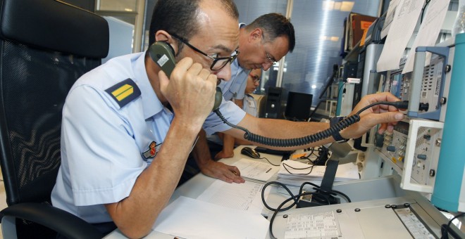 Operarios del Ejercito del Aire, en el centro coordinador de salvamento de Gando (Las Palmas de Gran Canaria), durante la organización del rescate al helicóptero que cayó al mar el pasado jueves. EFE/G.Pasamontes